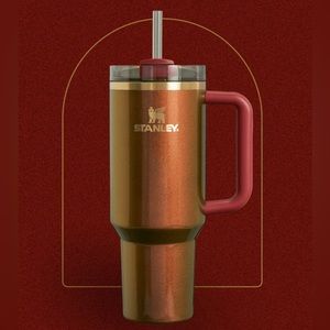 Lainey Wilson country gold Stanley.